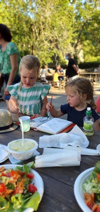 Saint-Parthem boerenmarkt vriendinnen verven